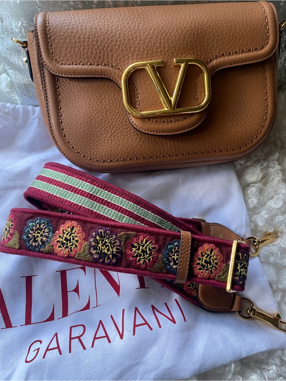 Valentino Garavani Camel/Tan Leather Shoulder Bag with Gold V Logo - Picture 4 of 10